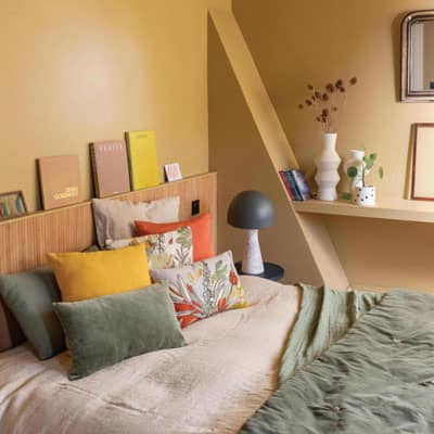 chambre avec déco sur mur pastel