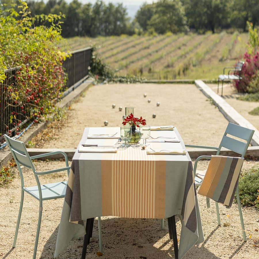 nappe-rayee-azur-table-exterieur