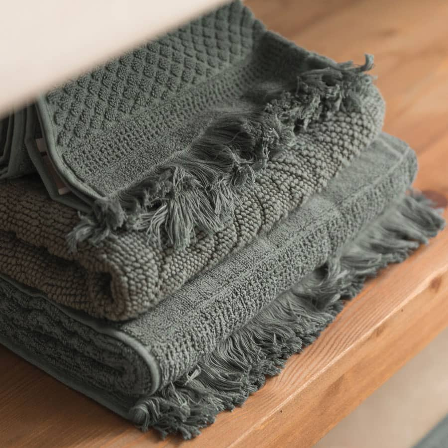 serviettes-de-bain-zoe-sous-lavabo