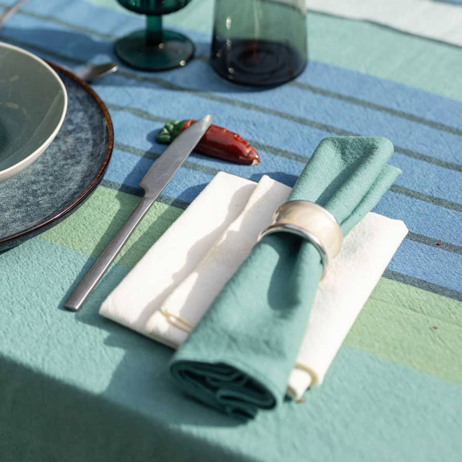 serviettes-yuna-ivoire-et-paon-sur-table