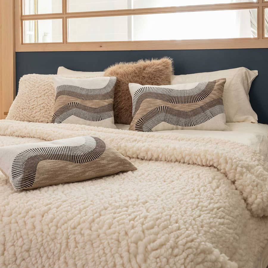 zoom-sur-plaid-noam-sur-lit-dans-chambre