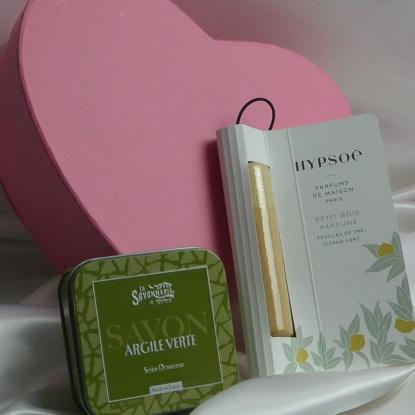 boite-cadeau-savon-argile-verte-bois-parfume-contenu