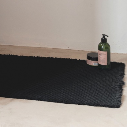 tapis-bain-elly-noir-ambiance