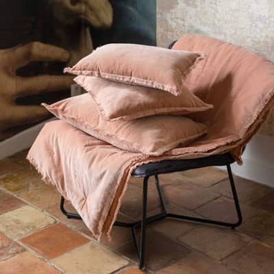 édredon et pile de coussins sur chaise