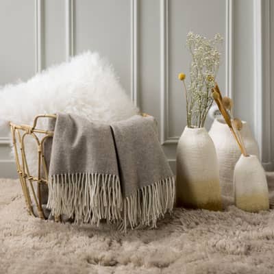 plaid et coussin dans panier