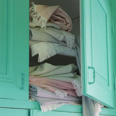 pile de serviettes de toilette dans armoire