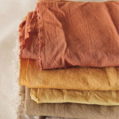 pile de draps en lin teinté