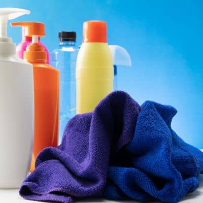 serviette avec bidons de produits 