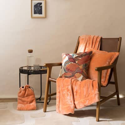 coussins édredon et plaid sur chaise