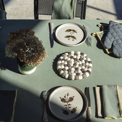 table dressée avec linge de table et vaisselle pour deux