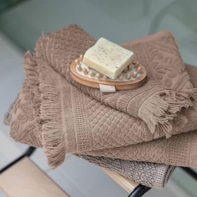 serviettes de bain avec savon sur tabouret