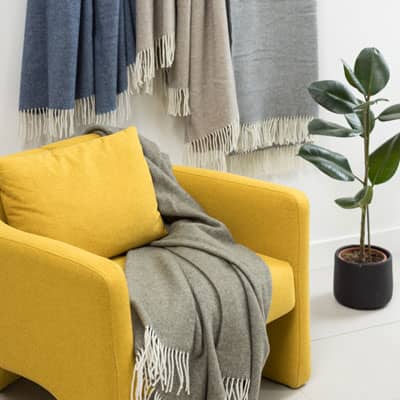 plaid avec franges sur fauteuil