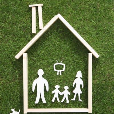 maison bois avec famille symbolisant l'écologie