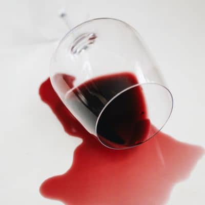 verre de vin rouge renversé sur table